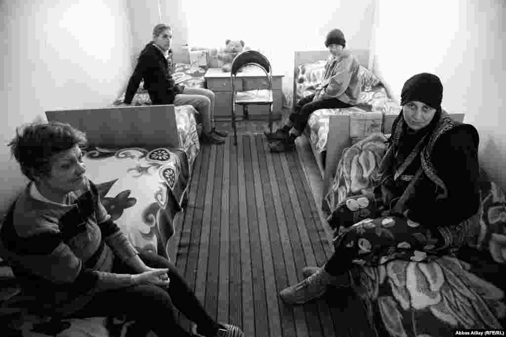 İnternat evinin mühasibi Nigar Şərifovanın sözlərinə görə, burada əvvəllər 115 nəfər yaşayırdı. 2011-ci ilin oktyabrından isə onların sayı artıb. Buna da səbəb Buzovnadakı 9 saylı internat evinin təmirə dayanmasıdır. Buzovna internastının 23 sakini də 115 nəfərə əlavə olub. N.Səfərova: &ldquo;Hazırda 138 nəfər üzvümüz var. Ərzaq təminatında heç bir problemimiz yoxdur. Dövlət bizi hər şeylə təmin edir...&rdquo;