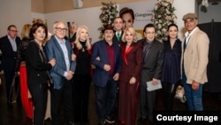 گوگوش همراه با پرویز صیاد، مهدی ذکایی، مارتیک، نازنین بنیادی و سینا سرلک در مراسم رونمایی کتاب خاطراتش