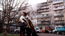 Жена до многоетажна сграда, пострадала след руска атака, Киев, 14 ноември 2025 г.