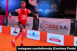 Тарас падчас забегу ў кроксах