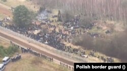 Снимката на големия брой мигранти на границата между Беларус и Полша е от 8 ноември 2021 г. 