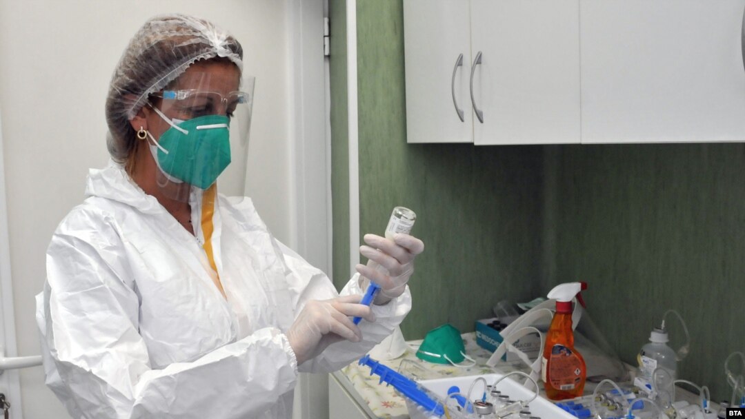  Organizația Mondială a Sănătății (OMS) a declarat că va dura câteva săptămâni pentru a înțelege impactul noii variante-mutant, în timp ce oamenii de știință încearcă să afle cât de transmisibilă este.