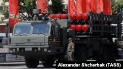 Российский зенитно-ракетный комплекс нового поколения С-350 «Витязь» на военном параде в Москве, Россия, 2020 год
