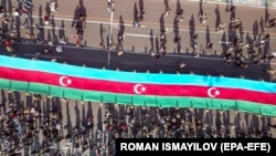 Військовослужбовці азербайджанської армії несуть прапор своєї країни на відзначення першої річниці завершення війни 2020 року за Нагірний Карабах. Баку, 10 листопада 2021 року (ілюстраційне фото)