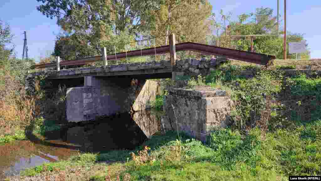 Мост через реку Кача, которая делит село на две части