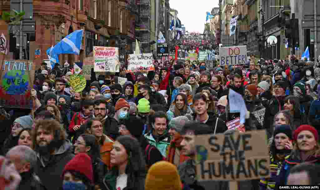 Tüntető tömeg Glasgow utcáin a klímakonferencia alatt