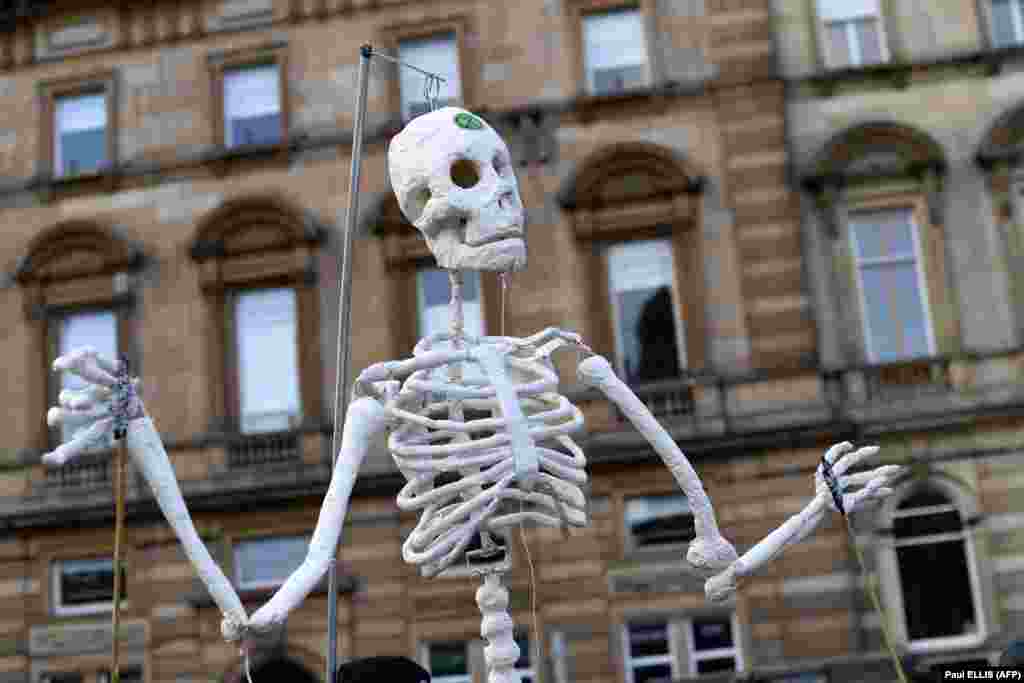 Környezetvédők tüntettek az ENSZ 26. klímavédelmi kongresszusa előtt Glasgow-ban&nbsp;