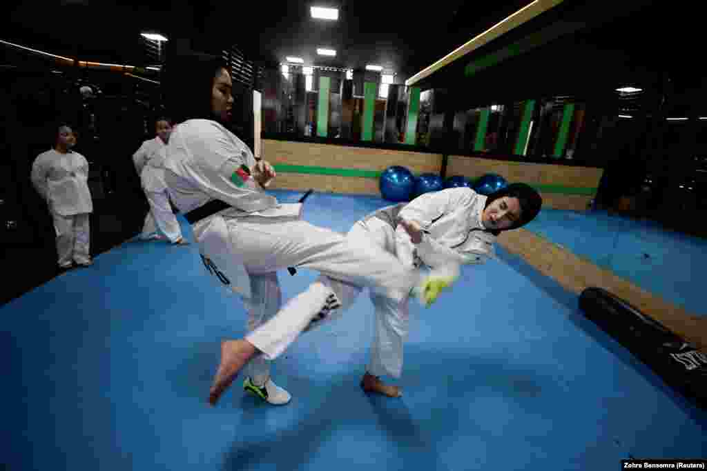 Două sportive afgane participă la un antrenament de taekwondo în Kabul, Afganistan.&nbsp;