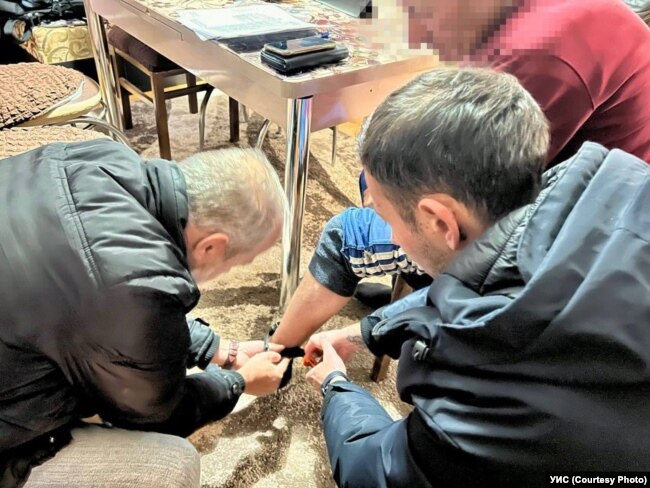 Осуденикот на куќен затвор со првата електронска алка на денот на отпочнување на казната, 8 октомври 2025 г.