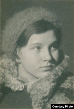 Майя Штернберг незадолго до ареста ее отца, 1937.