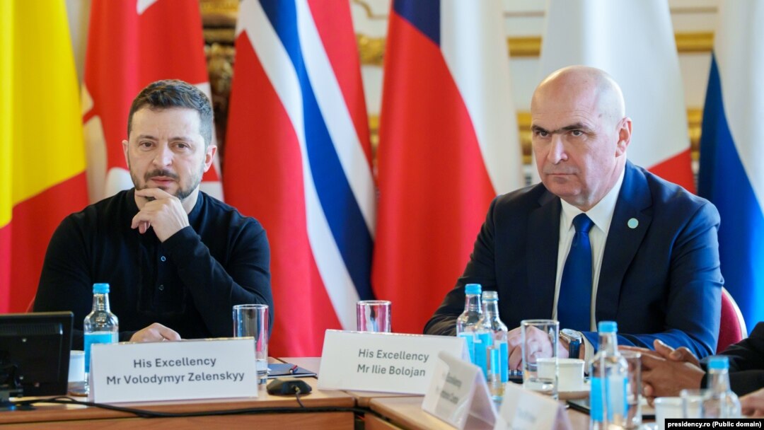 Președintele Ucrainei, Volodimir Zelenski, și președintele interimar al României, Ilie Bolojan la primul summit organizat de Londra privind Ucraina, la o zi de la conflictul din Biroul Oval. 