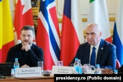 Președintele ucrainean Volodimir Zelenski, alături de premierul român Ilie Bolojan, în martie 2025. Bolojan era la acea vreme președinte interimar.