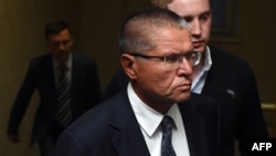 Russiýanyň ykdysadyýet ministri Alekseý Ulýukaýew 15-nji noýabrda Moskwanyň suduna barýar. 2016 ý.