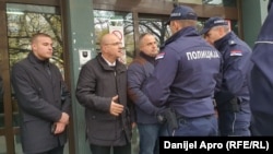 Borislav Novaković, bivši gradonačelnik Novog Sada i šef odborničke grupe Narodni pokret Srbije - Ekološki ustanak u Skupštini Novog Sada razgovara sa policajcima ispred zgrade Višeg javnog tužilaštva, 19. novembar 2024.