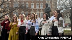 Молодіжний український хор співає гімн України під час вшанування Тараса Шевченка. Прага, Чехія, 9 березня 2026 року