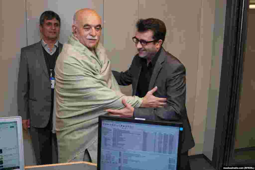 محمود خان اڅکزی د مشال راډيو له همکارانو سره 