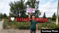Активист и блогер Владимир Прокопьев проводит пикет против строительства спорткомплекса в городском парке. Щучинск, Акмолинская область, 5 августа 2021 года