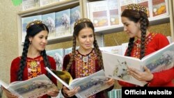 Türkmənistan - qızlar prezident Berdımuhammedovun kitabını oxuyurlar. (Arxiv)