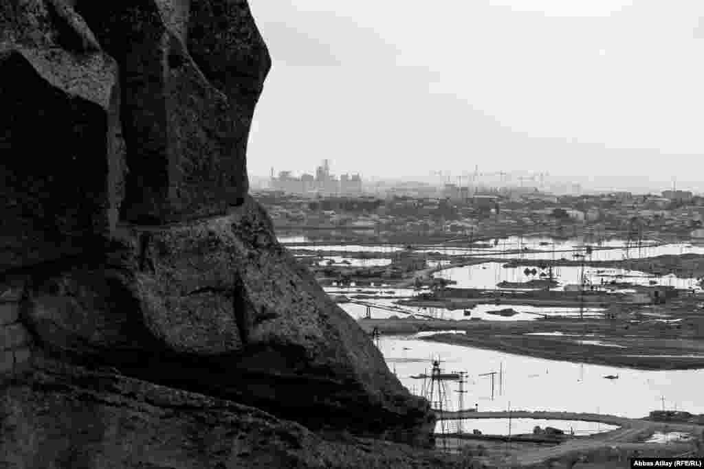 Ramana qalasının yanından Ramanı kəndindəki böyük neft gölməçələri belə görünür.