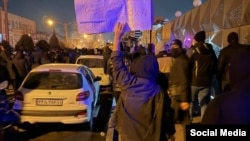 صحنه‌ای از تظاهرات شبانهٔ مردم در تهران