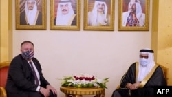 Secretarul de stat american Mike Pompeo (stâanga) împreună cu ministrul de externe din Bahrain, Abdullatif bin Rashid Al-Zayani. 25 august 2020, Manama