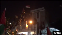 Protesters storm Bahraini embassy in Iraqi capital #Baghdad An Iraqi security official says protesters have stormed the Bahraini embassy compound in Baghdad in protest against a conference held in the gulf nation. 