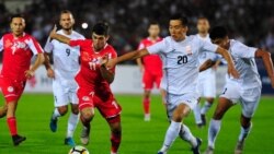 Тажикстандын курама командасынын оюнчусу Мухаммаджон Рахимов (оңдо) жана Кыргызстандын курама командасынын оюнчусу Бахтияр Дүйшөбеков (солдо). Тажикстан, Дүйшөмбү шаары. 5-сентябрь, 2019-жыл.