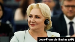 Viorica Dancila, ascultând în căști traducerea la sesiunea din 16 iulie a Parlamentului European. 