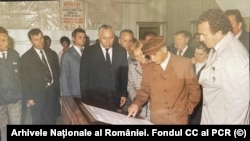 Nicolae Ceaușescu, în vizită la Combinatul Victoria.