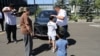 Камчыбек Ташиев Даниел Ажиевдин жубайына батир, автоунаа берди.