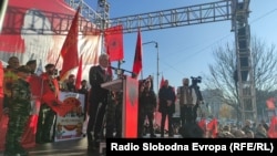 Али Ахмети се обраќа пред учесниците на маршот за поддршка на ветераните и поранешните водачи на ОВК во Скопје, 13 декември 2025.