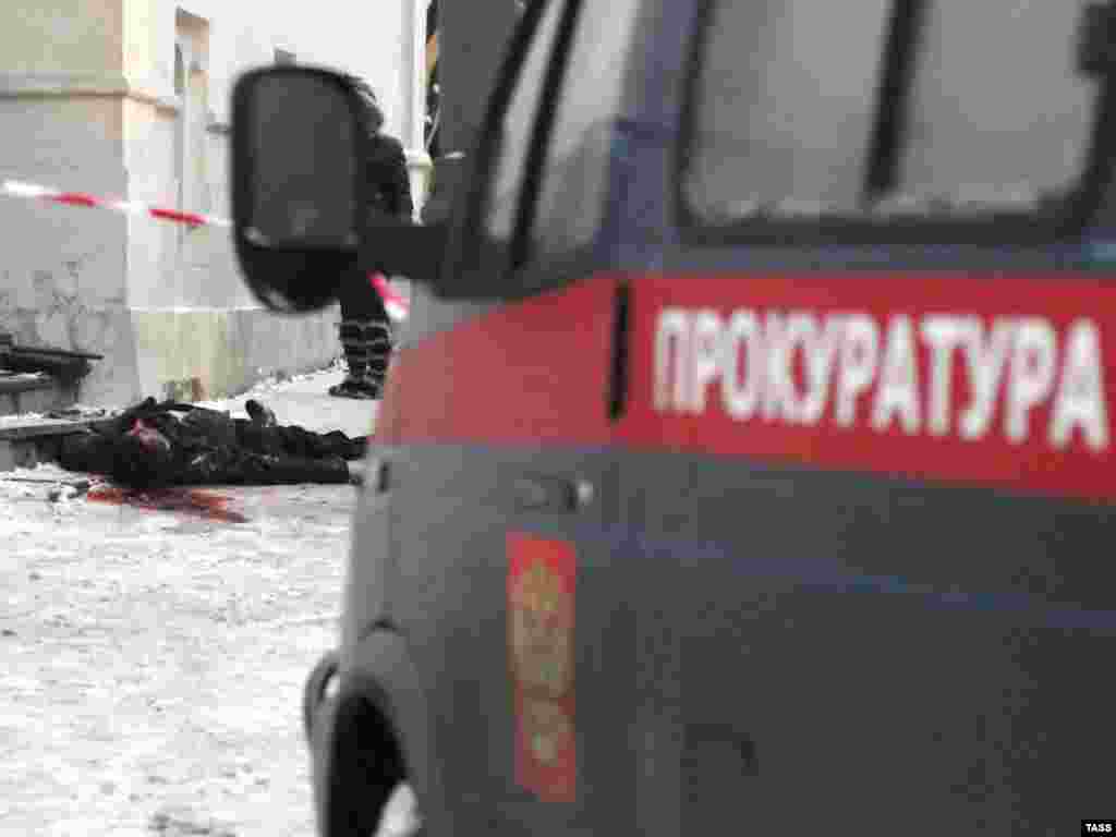 Moskva - Ubijen odvjetnik Stanislav Markelov - Još jedno u nizu profesionalnih ubojstava u Rusiji. Osim odvjetnika ubijena je i novinarka lista ¨Novaya Gazeta¨ Anastasia Baburova. Neposredno prije ubojstva iz zatvora je pušten ruski pukovnik Budanov, osudjen za ubojstvo i silovanje jedne čečenske djevojčice. Njenu obitelj je zastupao odvjetnik Markelov.