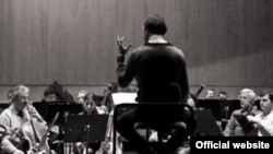 Репетиция "Реквиема" в МХТ, режиссер Теодор Курентзис (http://www.mxat.ru/performance/requiem/)
