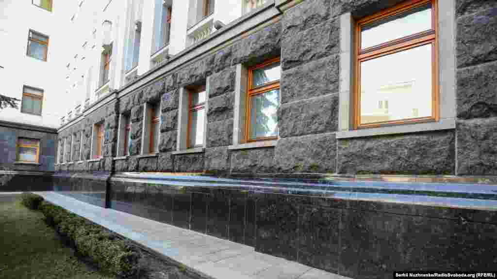 Ukraine -- Presidential office washed and repaired after Sternenko support action, Kyiv, 30Mar2021