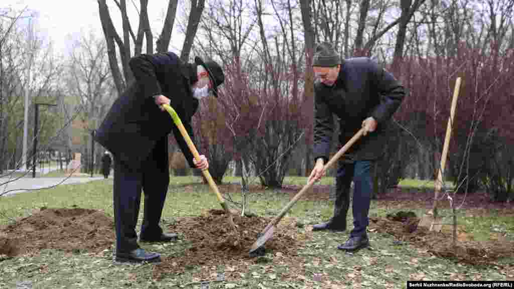 Zyrtarë mbjellin pemë në një ceremoni&nbsp;që shënon&nbsp;Ditën Ndërkombëtare të Përkujtimit të Holokaustit pranë monumentit Minora në Babiy Yar në Kiev,&nbsp; 27 Janar 2021.