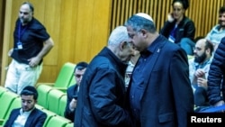 ایتامار بن-گویر وزیر تندروی امنیت ملی اسرائیل (راست) با سنجاقی به شکل طناب دار بر یقۀ کت، و بنیامین نتانیاهو نخست‌وزیر این کشور (چپ) 