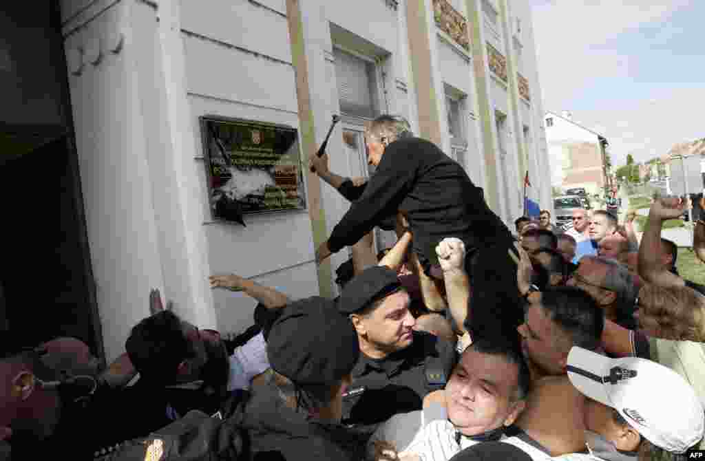 Sute de croați au smuls semne în alfabet chirilic sârbesc în orașul croat Vukovar, devastat de luptele sârbo-croate în anii 1990, 2 septembrie 2013.