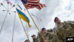 Українські та американські солдати під час відкриття спільних військових навчань на Яворівському полігоні, 20 квітня 2015 року