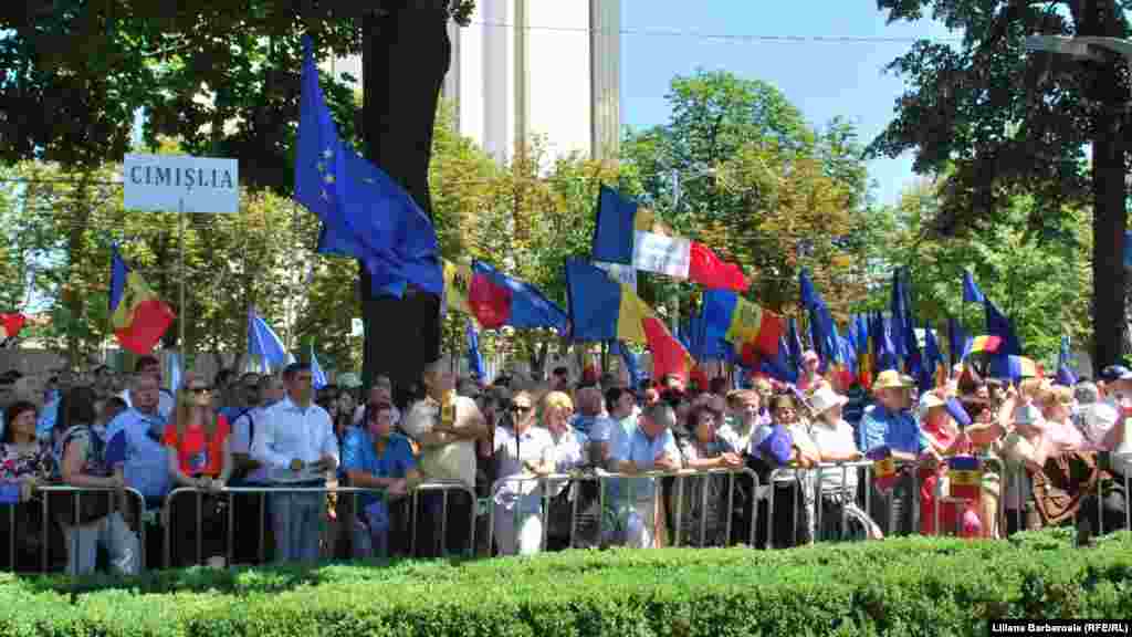 Moldova, Chisinau, EU supporters wait outside Parliament while legislators ratified the EU-Moldova Association deal