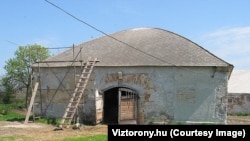 Orbán Győző birtokán a védett műemlékekből egyedül a magtár élte túl mostanáig az építkezést