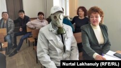 Азаматтық белсенді Галина Арзамасова (оң жақта) өзіне жасалған шабуылға байланысты қозғалған қылмыстық іс бойынша сот процесінде отыр. Талғар, Алматы облысы, 17 наурыз 2020 жыл.