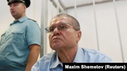 Алексей Улюкаев (справа), бывший министр экономического развития России, в суде. Москва, 7 сентября 2017 года.