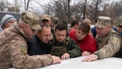 Ваша Свобода | Зеленський і добровольці у Золотому: хто кого зневажає?