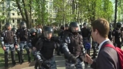 Акції проти Путіна: журналіста «Настоящего времени» затримують силовики під час ефіру (відео)