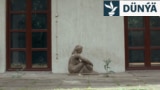 1992-1995-nji ýyllardaky uruş wagtynda serb güýçleriniň zorluk lageri bolan Saraýewonyň ​​etegindäki motelde dikilen aýal heýkeli. Şeýle jenaýatdan ejir çekenleri hormatlamak we meselä ünsi çekmek üçin 19-njy iýunda konfliktlerde jynsy zorlugy ýok etmegiň Halkara güni bellenýär.