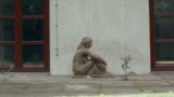 Sarayevo şəhərətrafı qəsəbəsində 1992-95-ci illər müharibəsi zamanı serb qoşunları üçün zorlama düşərgəsi kimi xidmət edən moteldə qadın heykəli.
