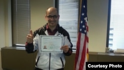 Рамис Юнус с сертификатом о только что полученном гражданстве США после принятия присяги 