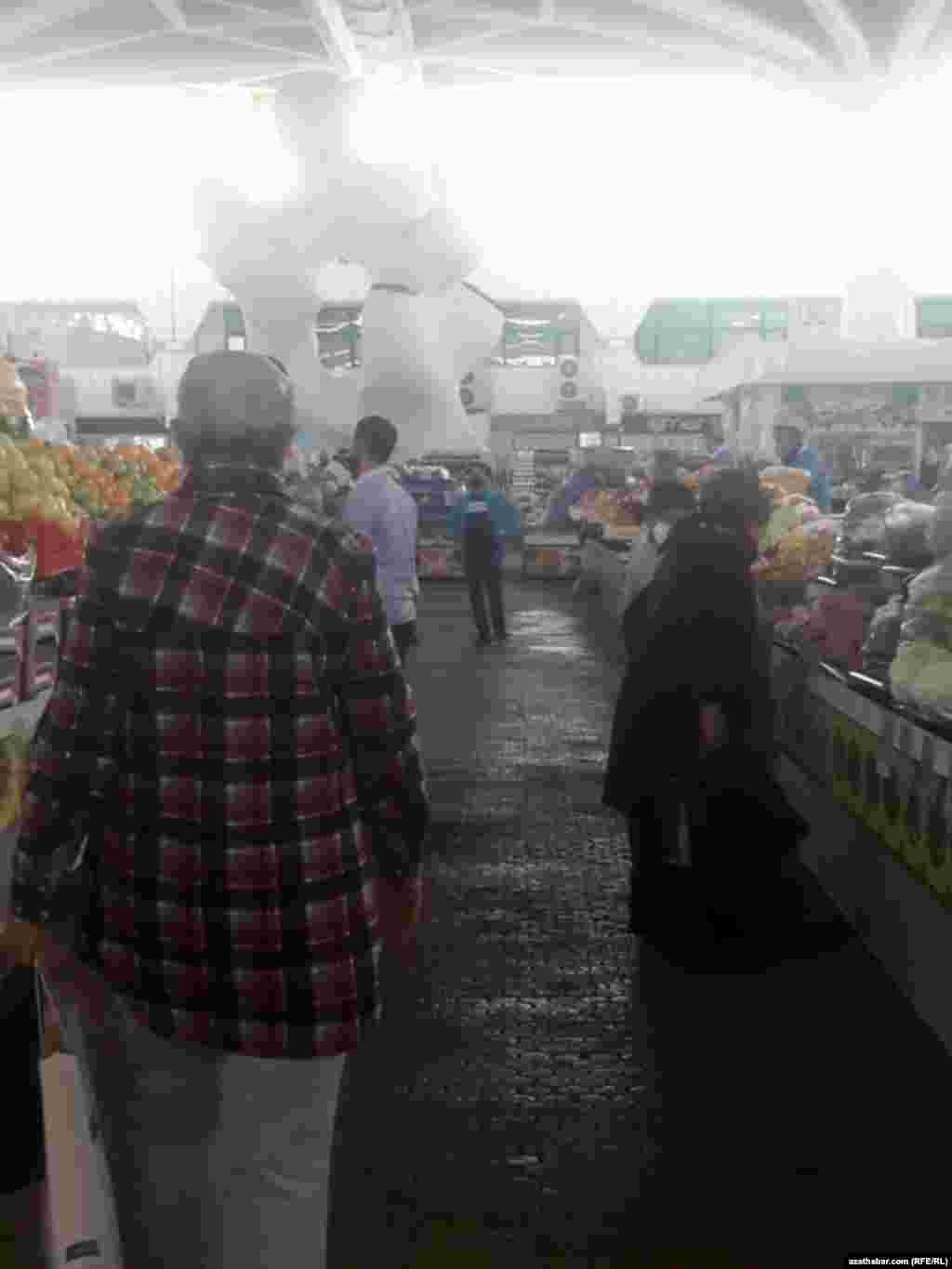 Asgabadyň rus bazaryndaky adaty &#39;iş güni&#39;. Noýabr, 2020.