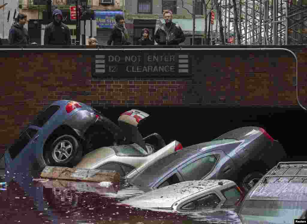 Potopljeni automobili u donjem Manhattanu, foto: REUTERS/Adrees Latif