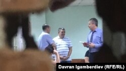 Албек Ибраимов со своими адвокатом в зале суда.